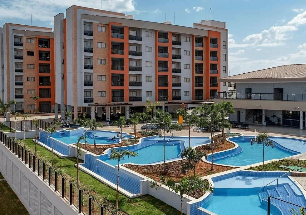 Jardim e piscina do resort
