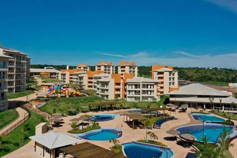 Piscina de borda infinita do Ilhas do Lago Eco Resort com vista para o Lago Corumbá