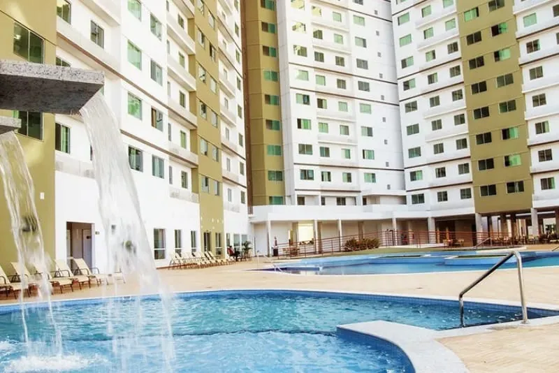 Jardim e piscina do resort