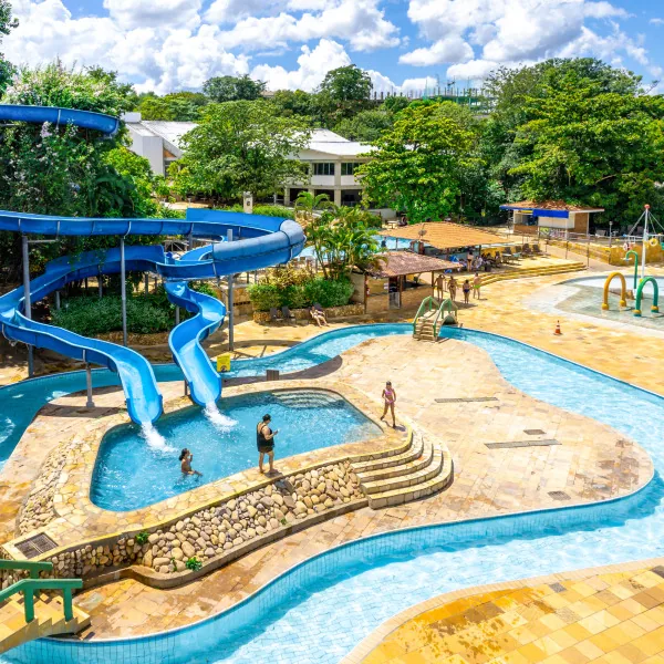 Piscinas termais e toboáguas do Thermas diRoma em Caldas Novas